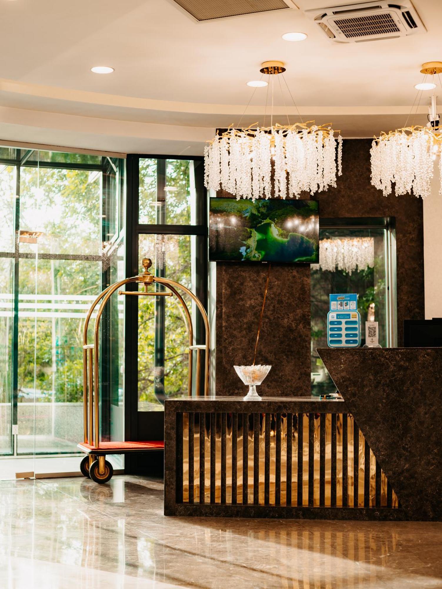 Grand Mildom Hotel Ałma Ata Zewnętrze zdjęcie